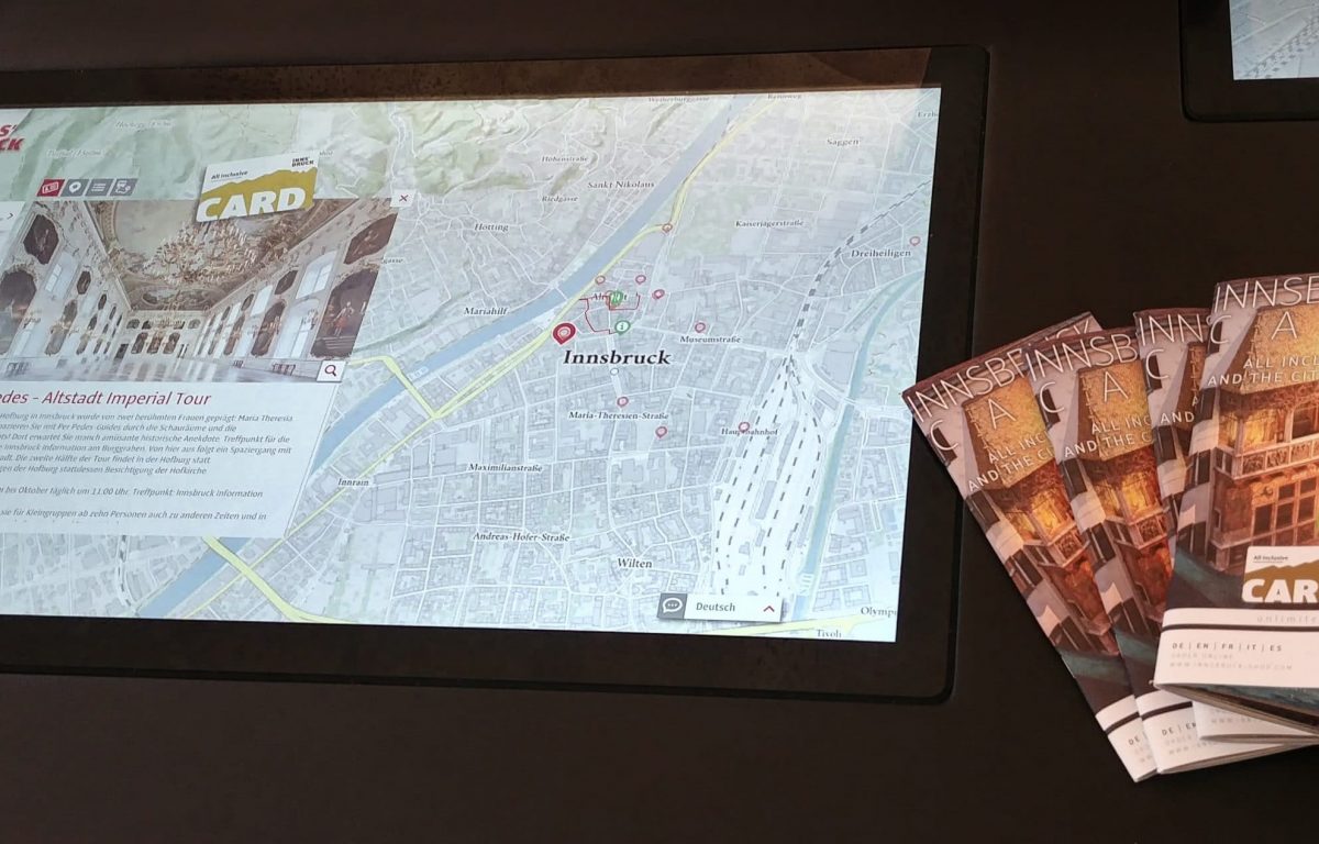 Multitouch-Tisch mit interaktiver Karte und POIs in der Region