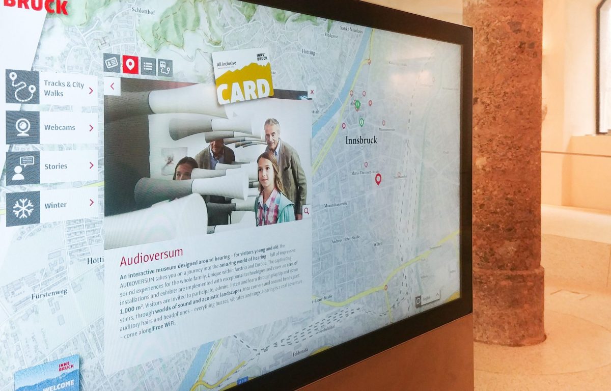 interaktive Touristeninformation mit Karten der Stadt und touristischen Highlights