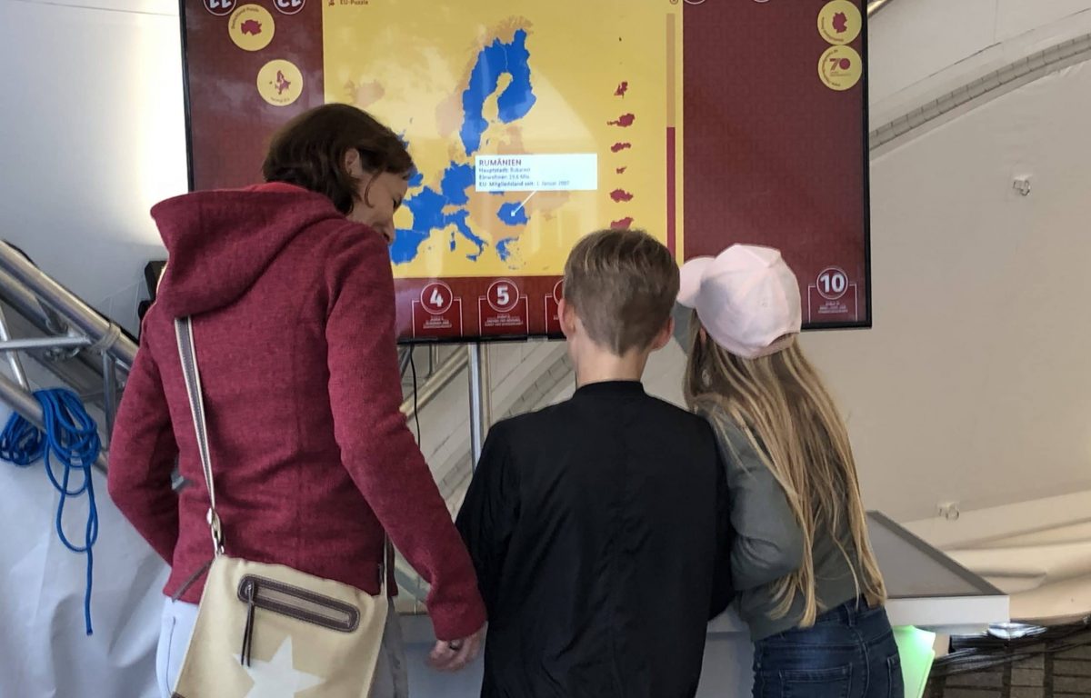 Multitouch-Scanner-Tisch bittet Besucher, ihre Meinung zum Grundgesetz auf Karten zu schreiben