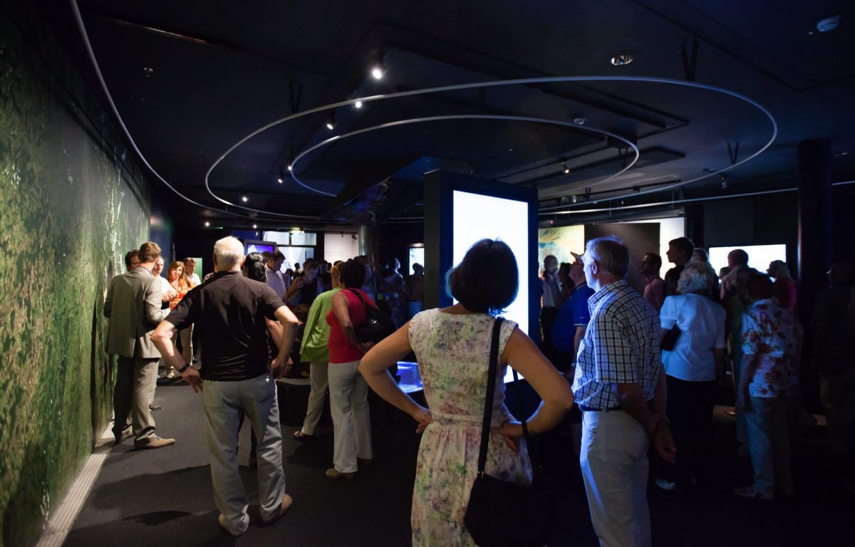 Interaktive Ausstellung mit sieben drehbaren Touchscreens