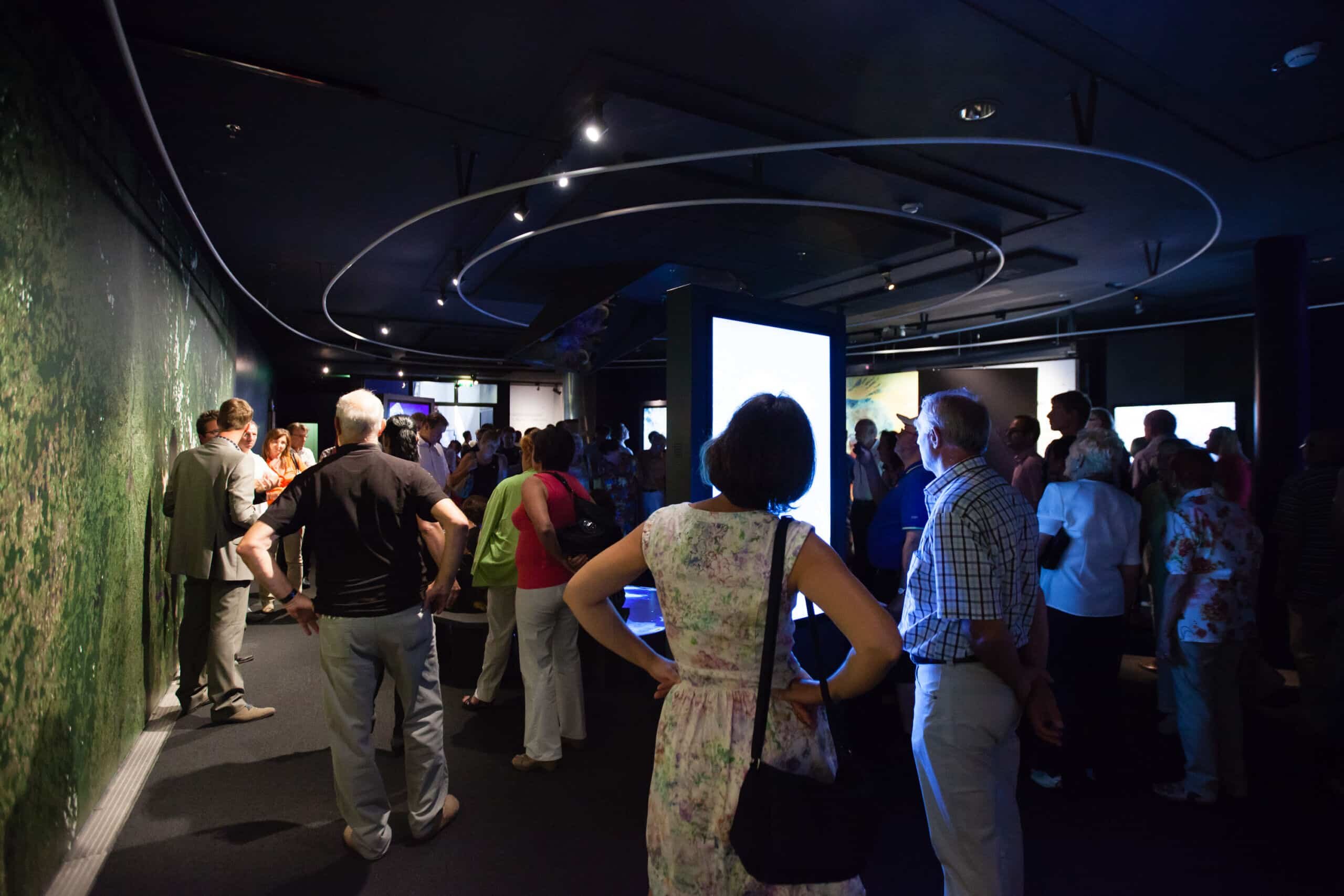 Interaktive Ausstellung mit sieben drehbaren Touchscreens