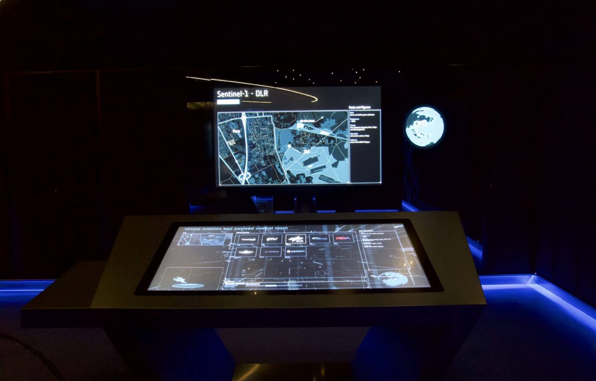 Multitouch-Tisch mit Präsentationsscreen zeigt 3D-Satellitendaten
