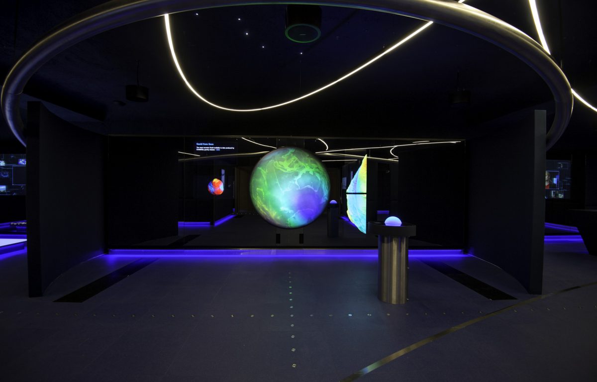 Per Kugel-Interface steuerbarer Globus im interaktiven Besucherzentrum der ESA
