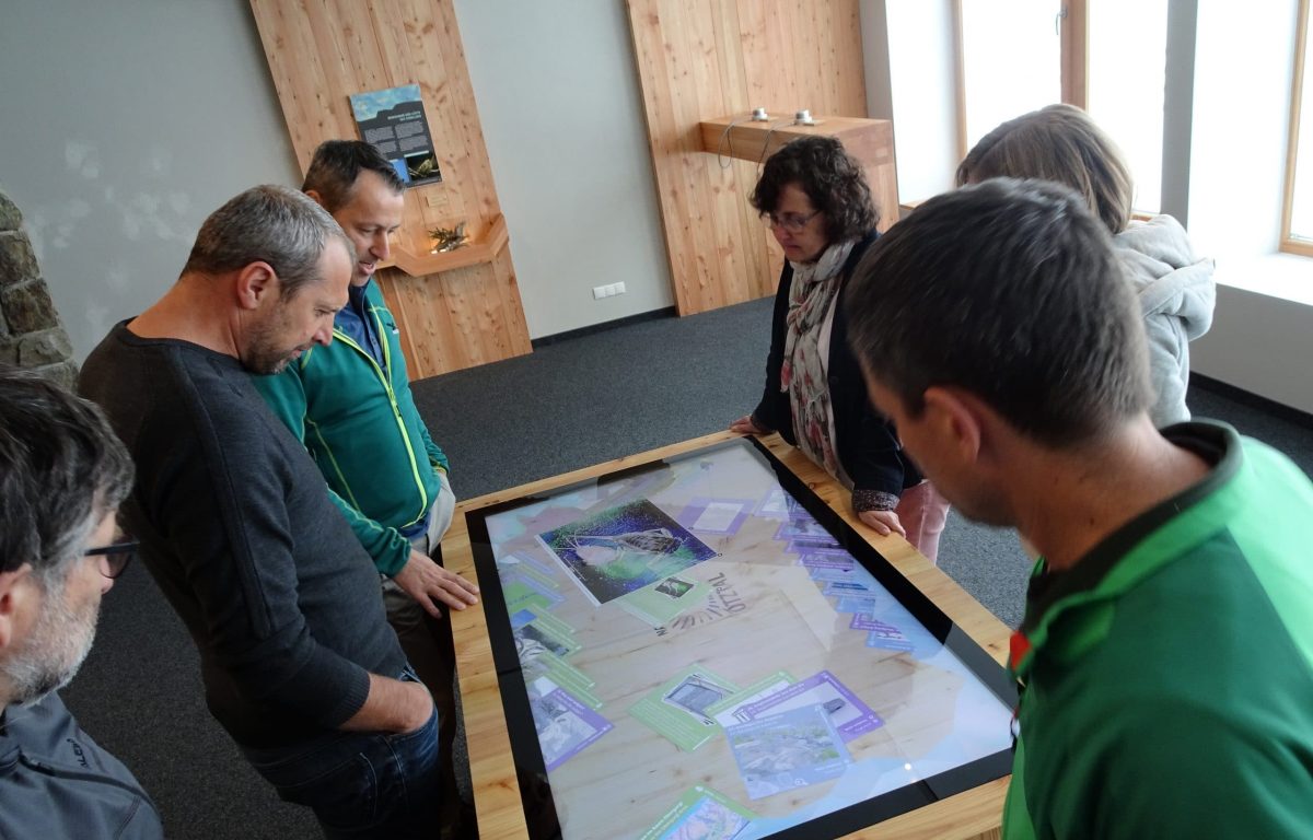 Multitouch-Software mit frei verschiebbaren und skalierbaren Infokarten ©Archiv Naturpark Ötztal - Patrizia Plattner
