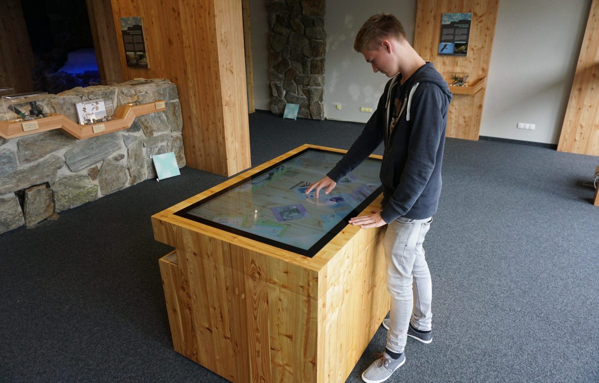Multitouch-Scanner-Tisches auf 2.670 Metern in der Hohe Mut Alm im Naturpark Ötztal ©Archiv Naturpark Ötztal - Thomas Schmarda