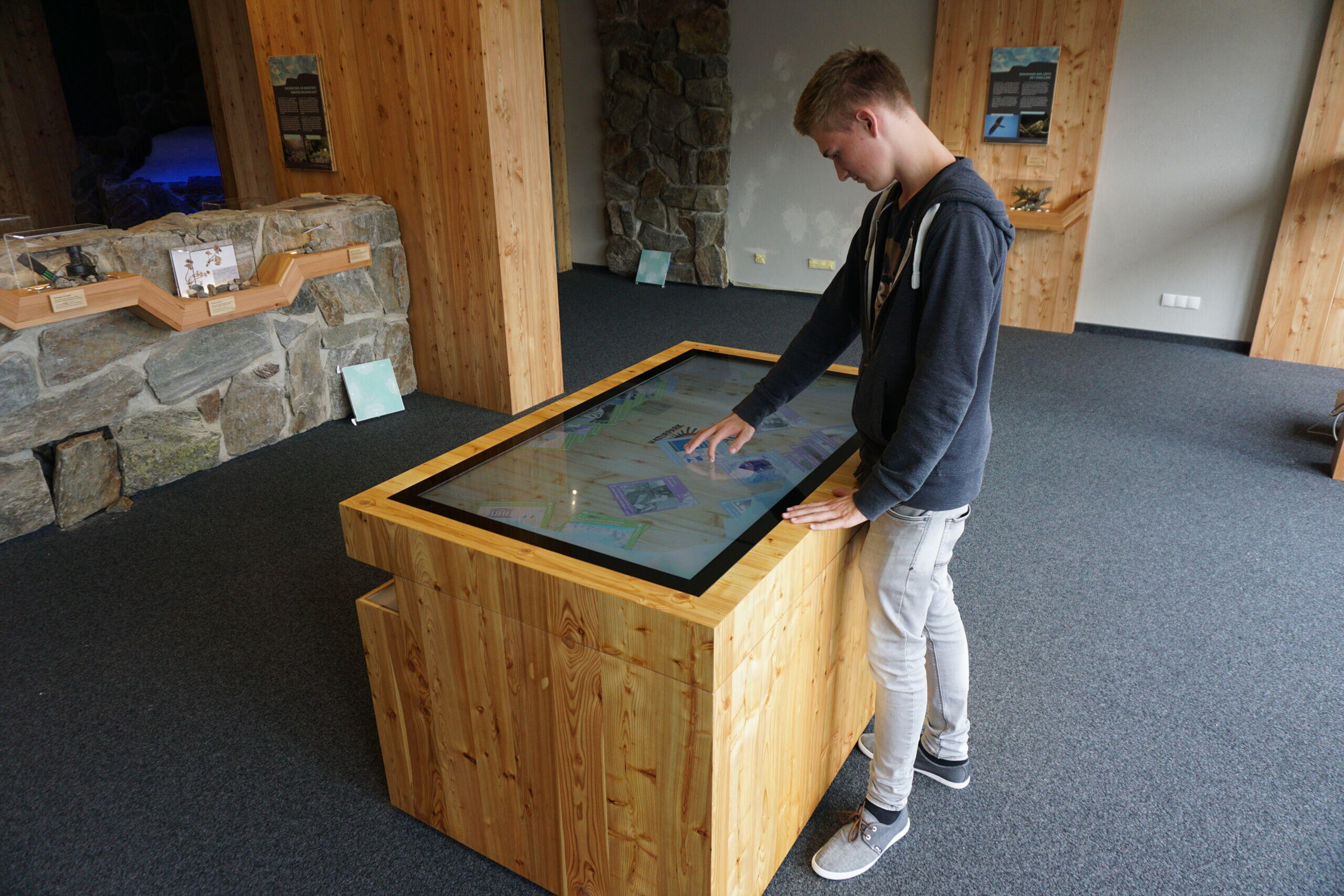 Multitouch scanner table at 2,670 metres in the Hohe Mut Alm in the Ötztal Nature Park ©Archive Naturpark Ötztal – Thomas Schmarda Multitouch scanner table at 2,670 metres in the Hohe Mut Alm in the Ötztal Nature Park ©Archive Naturpark Ötztal - Thomas Schmarda