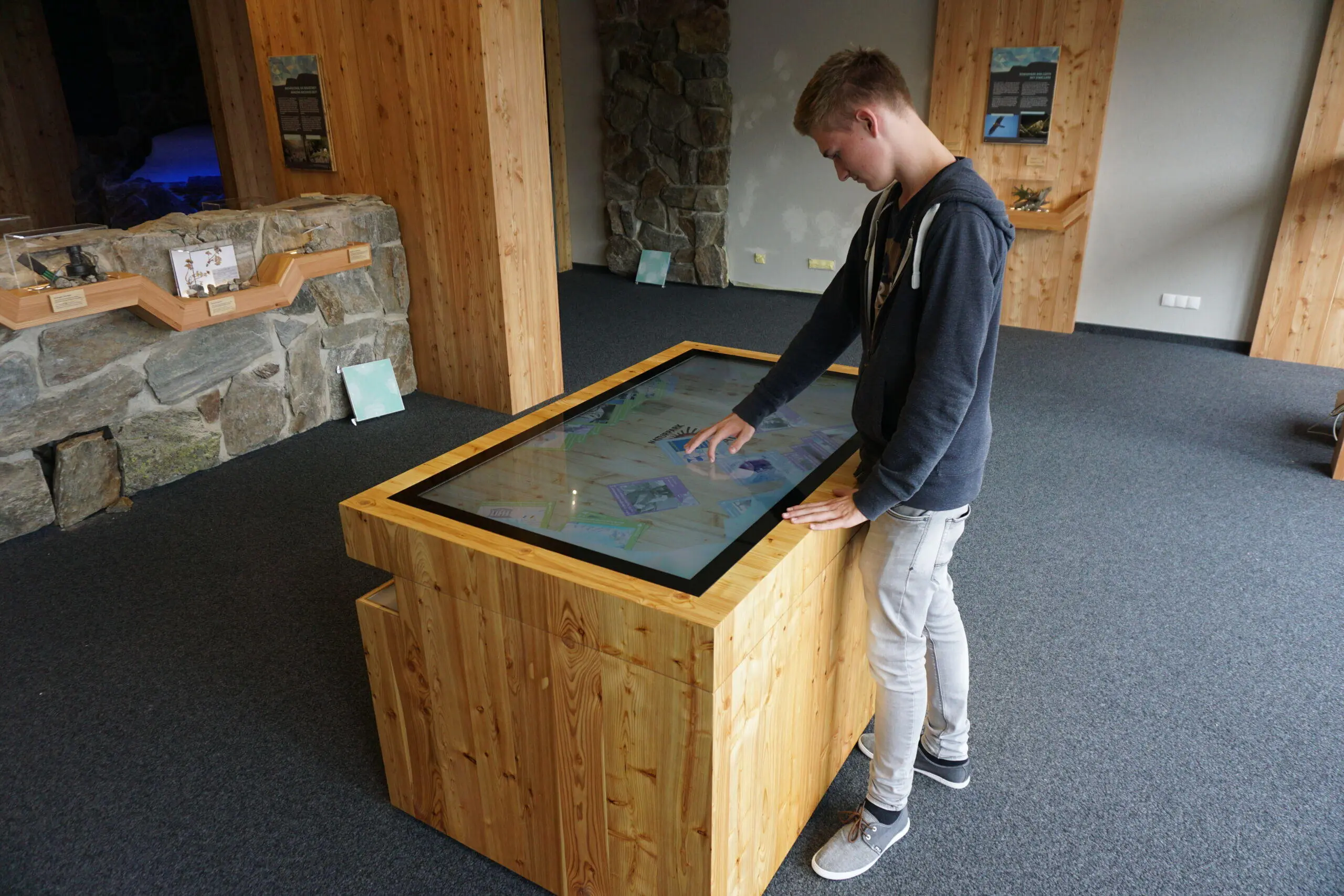 Multitouch-Scanner-Tisches auf 2.670 Metern in der Hohe Mut Alm im Naturpark Ötztal ©Archiv Naturpark Ötztal – Thomas Schmarda Multitouch-Scanner-Tisches auf 2.670 Metern in der Hohe Mut Alm im Naturpark Ötztal ©Archiv Naturpark Ötztal - Thomas Schmarda