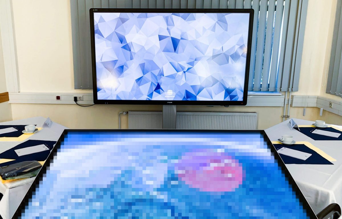 Multitouch 3D-Globus mit Lagesituationen und Szenarien der Luftwaffe