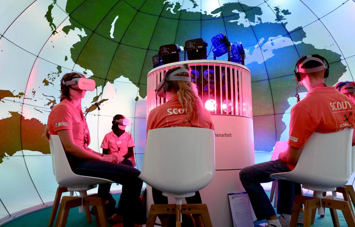 Virtual Reality Erlebnisraum für bis zu 12 Personen am Messestand des BMZ