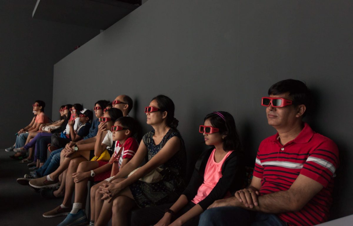 Besucher mit 3D-Brillen in der Deep Space Virtual Reality-Umgebung