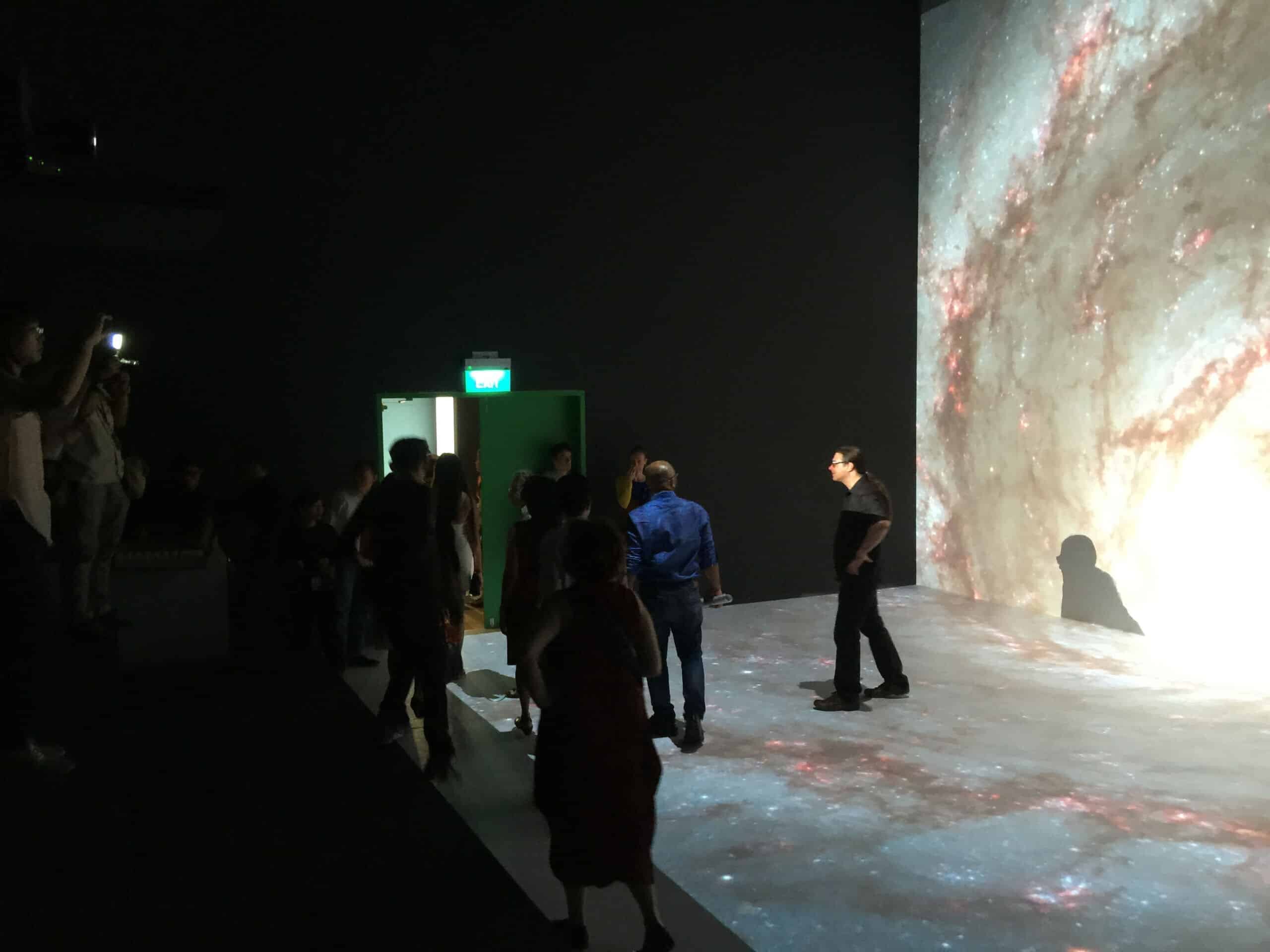 Begehbarer Raum mit acht 4K-Projektionen im Ars Electronica Center