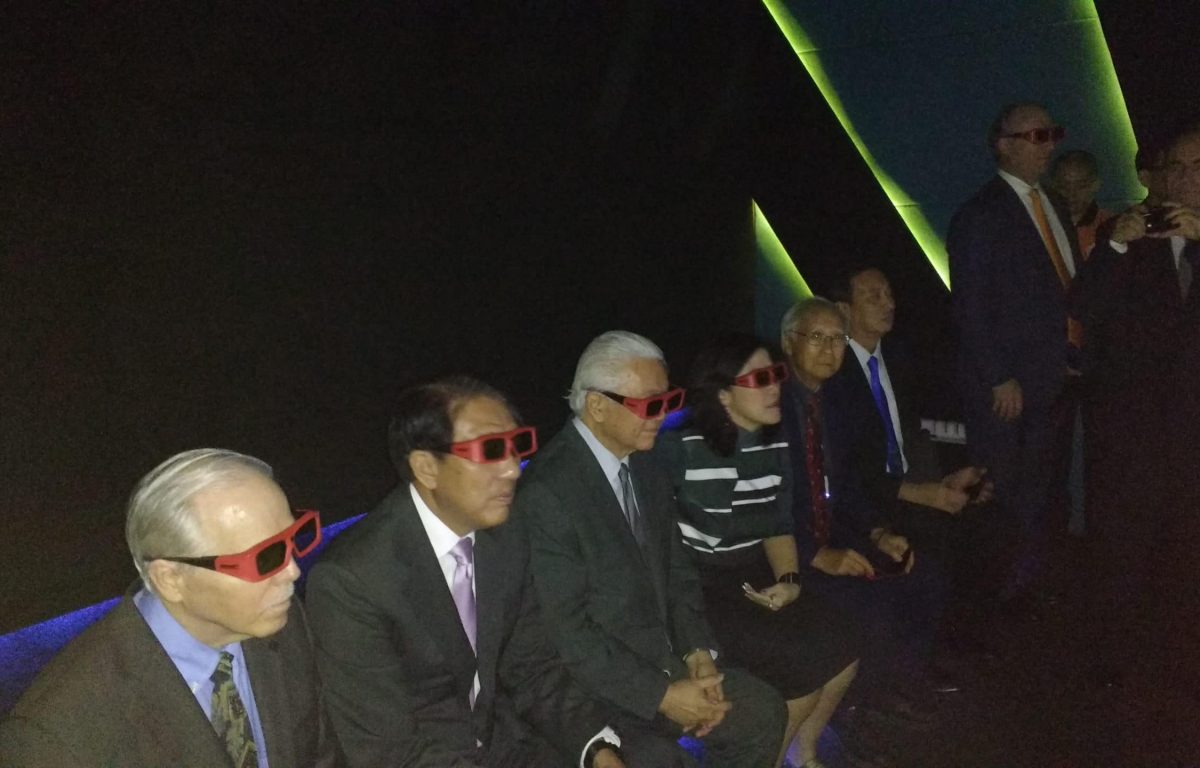 Besucher im Deep Space betrachten eine projizierte Virtual Reality-Umgebung mit 3D-Brillen