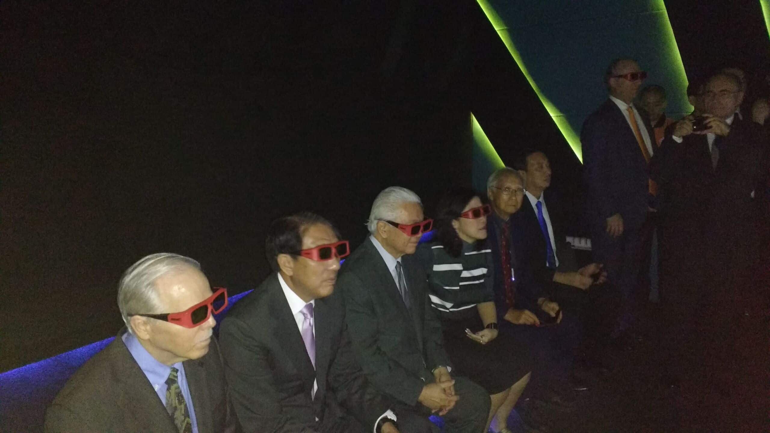 Besucher im Deep Space betrachten eine projizierte Virtual Reality-Umgebung mit 3D-Brillen