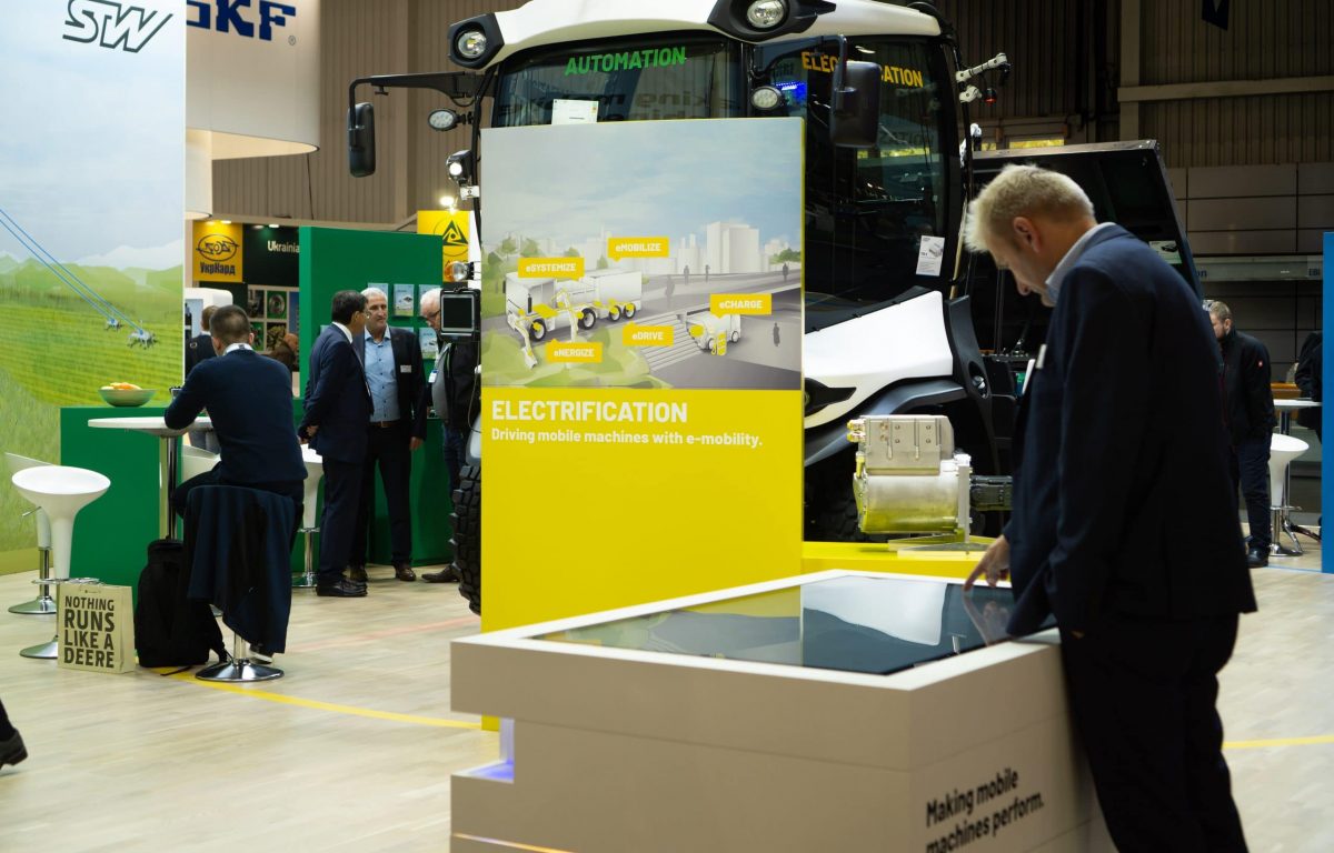 Agritechnica 2019 - Interaktive Vertriebs-Stationen am Messestand von STW