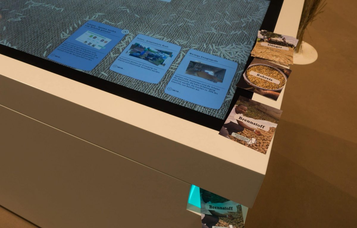 Multitouch Table erkennt Postkarten und Objekte mit eingebauter Kamera