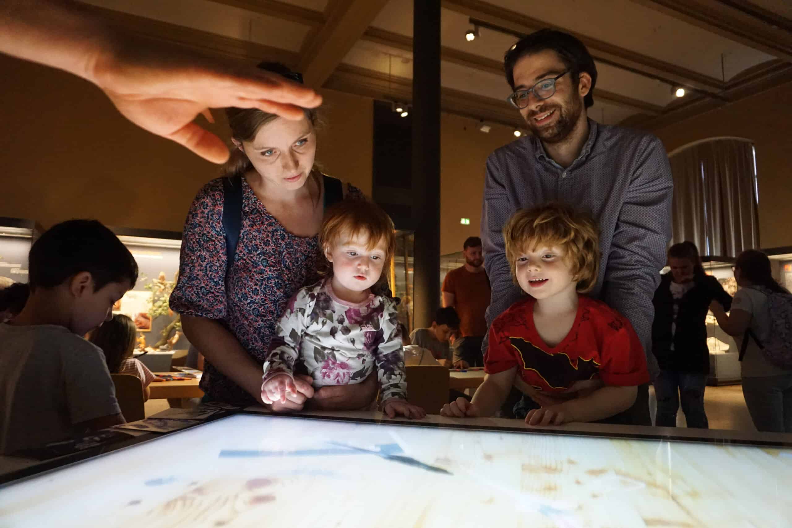 Museumsbesucher am Multitouch-Tisch mit Objekterkennung zur Langen Nacht der Museen 2017