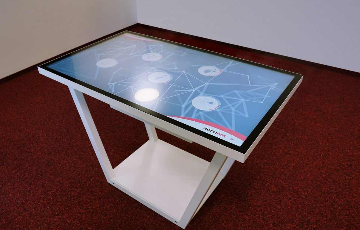 Showroom secunet - Multitouch-Tisch mit design Metallgestell als zentrales Präsentationstool