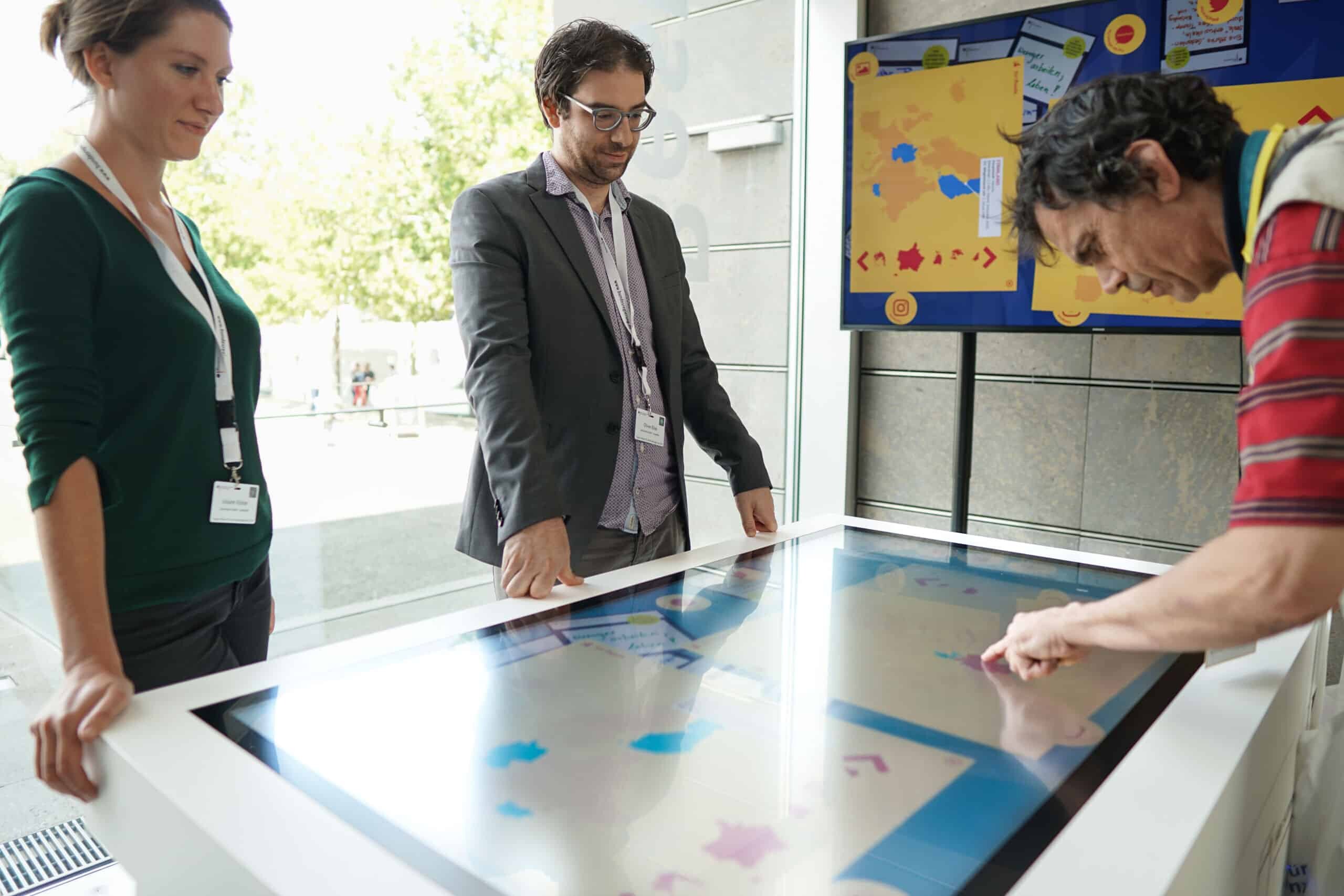 interaktives EU-Puzzle am Multitouch Table im Bundespresseamt
