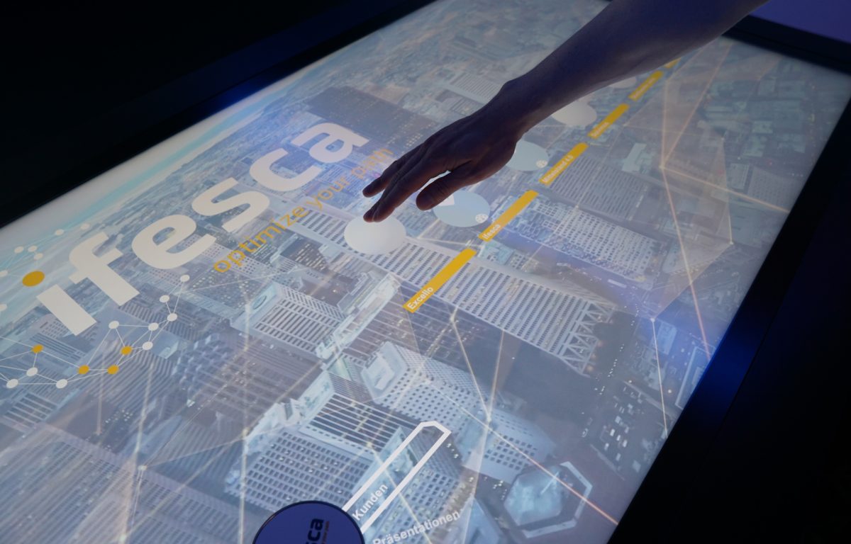 Präsentation mit Multitouch-Software und kapazitiver Objekterkennung