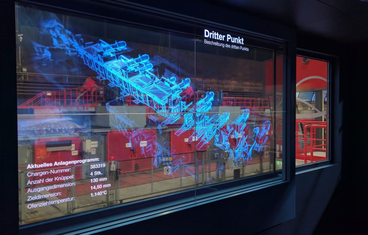 Industrie 4.0 - transparenter Monitor mit Blick in Fabrikhalle