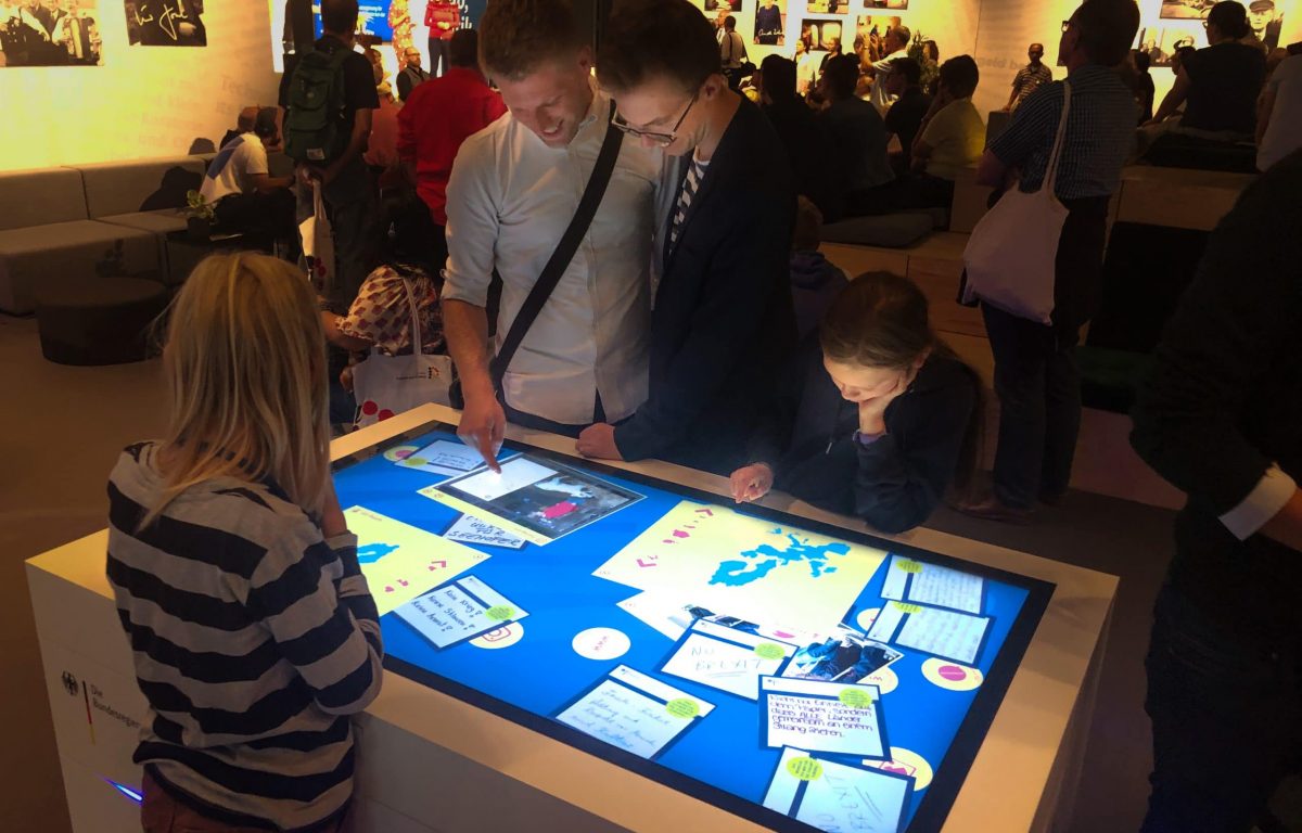 Bildgalerie und Social Media Kanäle der Bundesregierung auf dem interaktiven Touch-Tisch