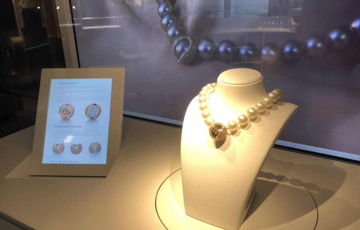 Interaktive Vitrine zeigt Jubiläums-Schmuckstück der Manufaktur Jörg Heinz