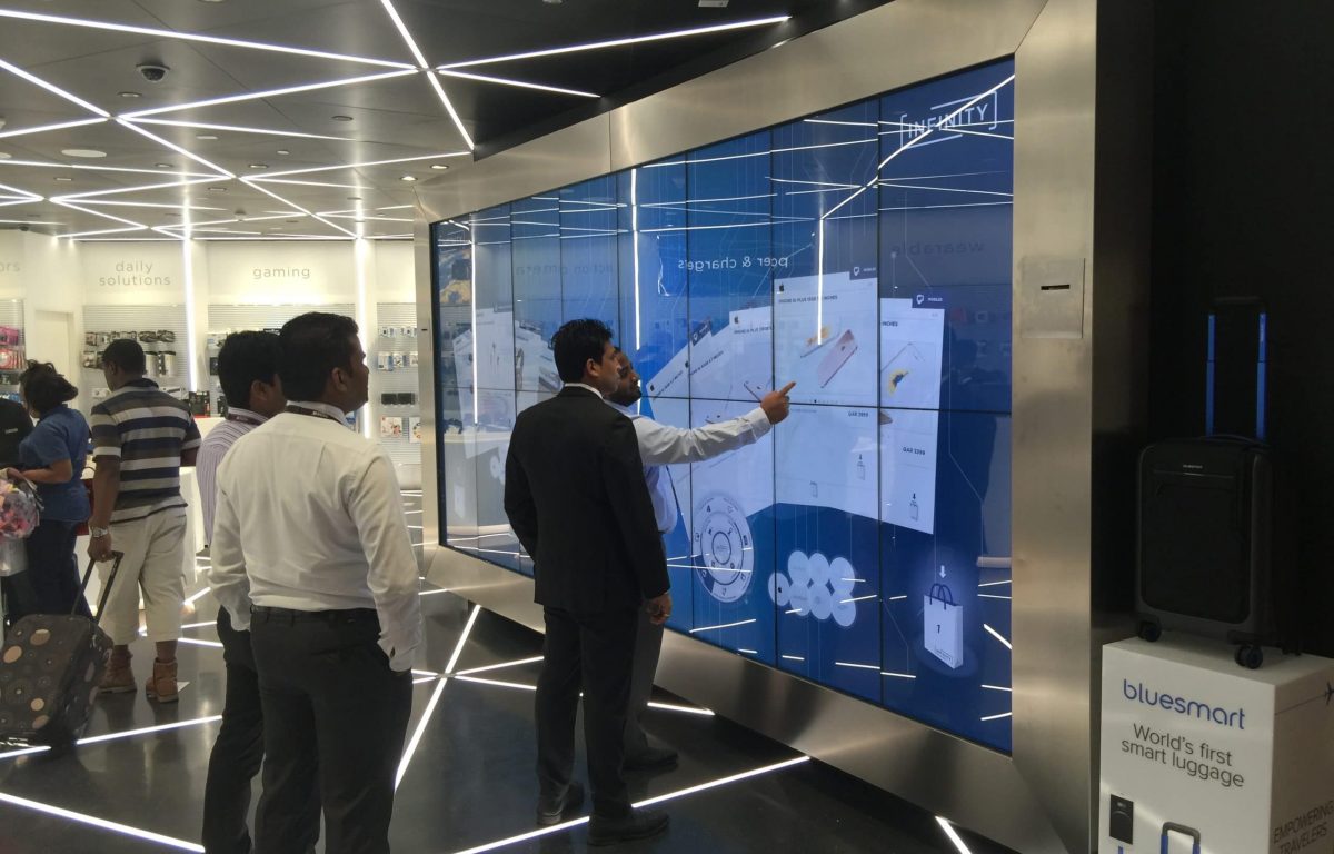 Kunden vor der interaktiven Shopping Wall