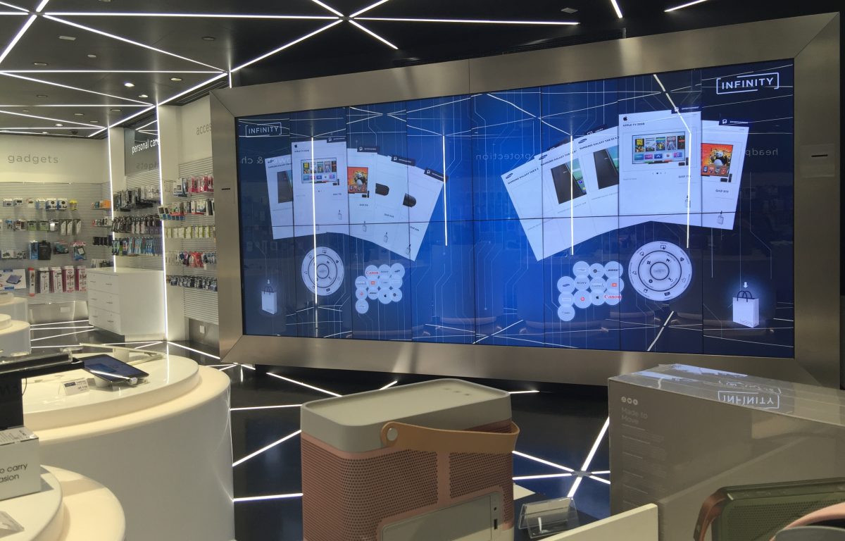 The shop operator manages all products and contents of the Shopping Wall System via the Content Management System (CMS)
