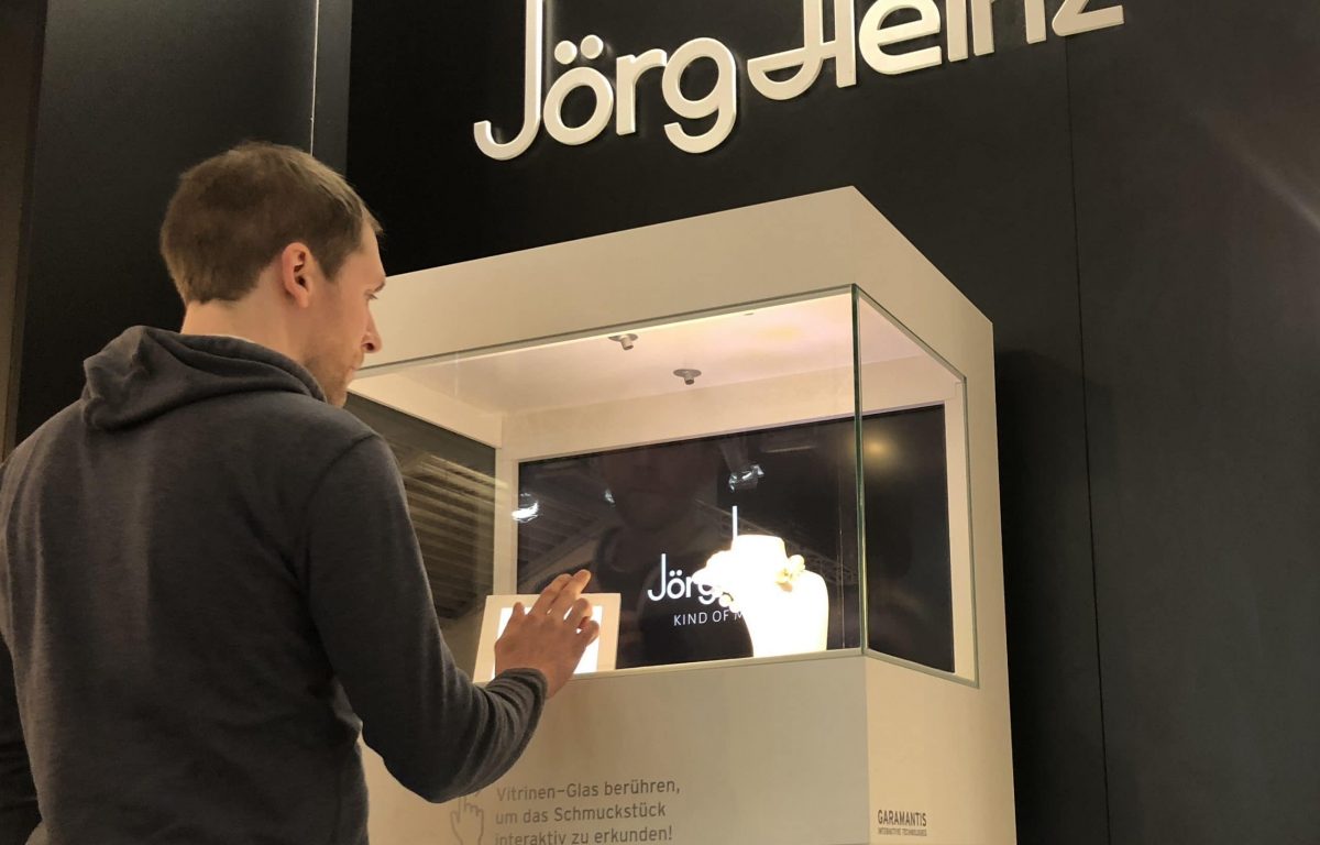 Interaktive Vitrine mit klarem Multitouch-Glas