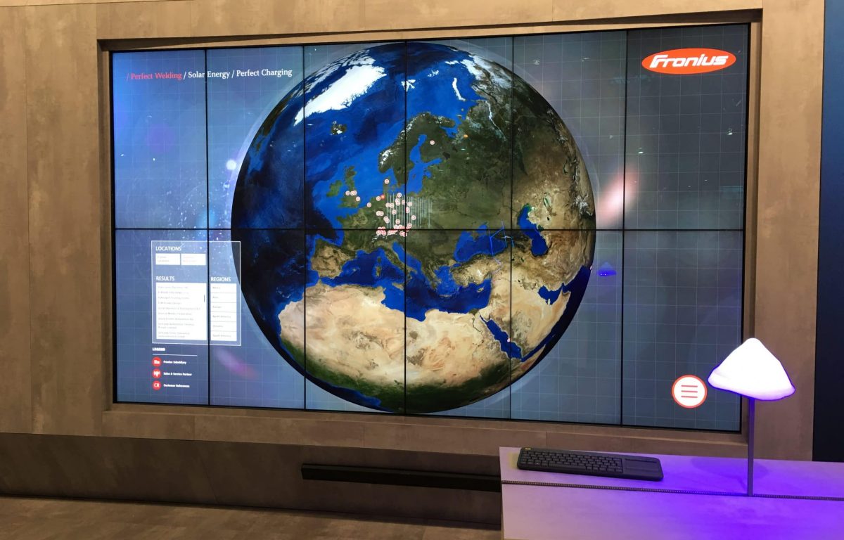 Multitouch-Wall mit 12 Screens: interaktive Weltkugel der Reference Wall