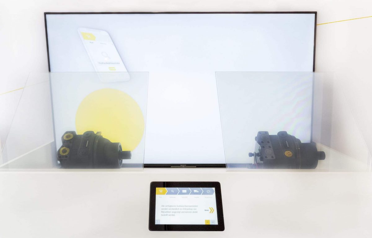 interaktive Vitrine mit Touch-Panel und elektrisch schaltbarer Folie
