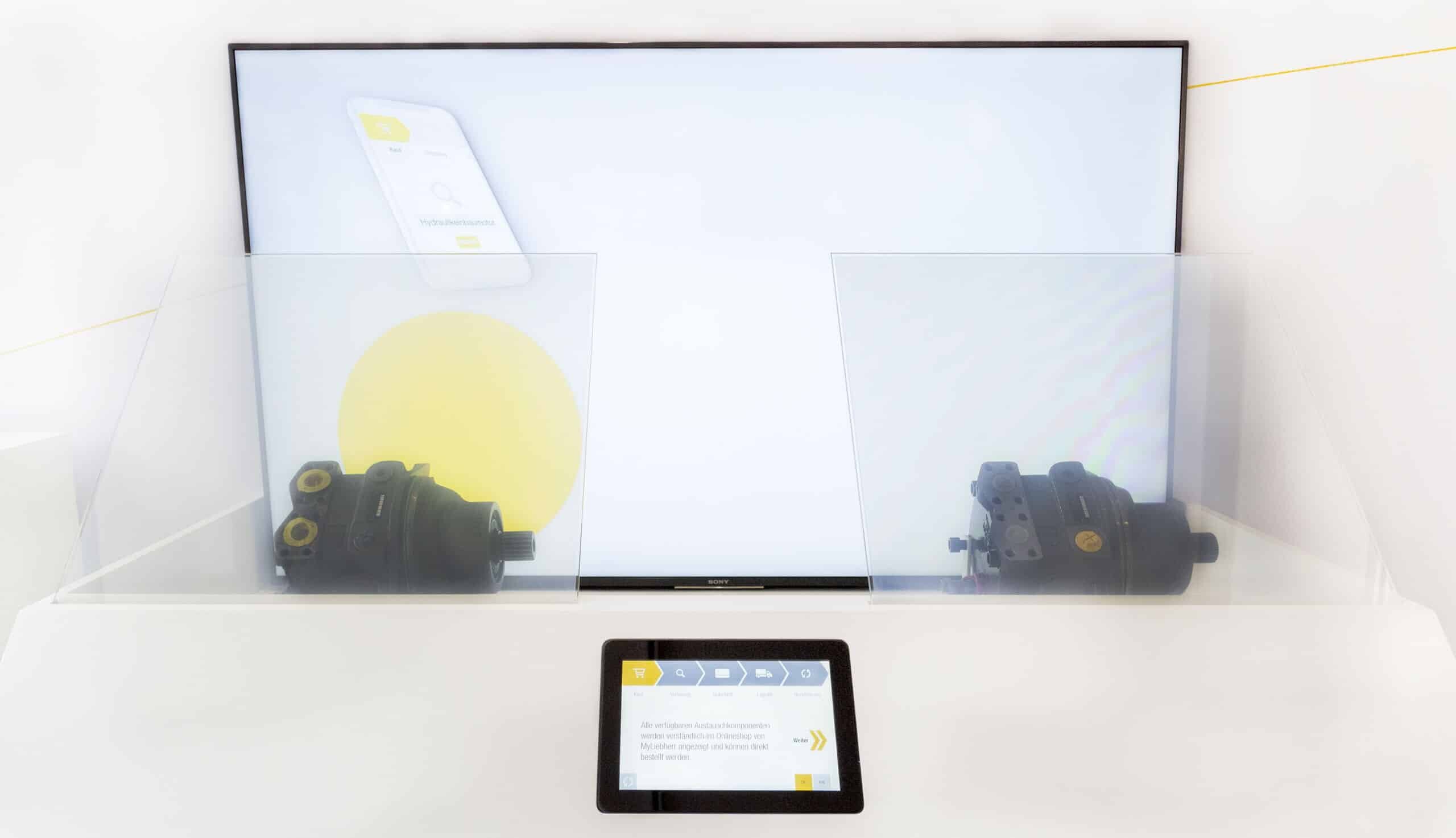 interaktive Vitrine mit Touch-Panel und elektrisch schaltbarer Folie