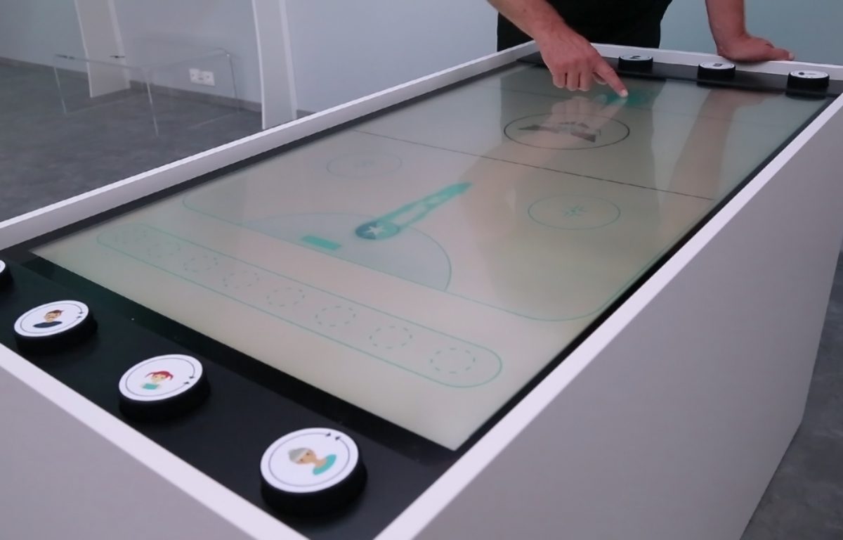 Multitouch Table mit Air Hockey Spiel im Erlebnis-Shop