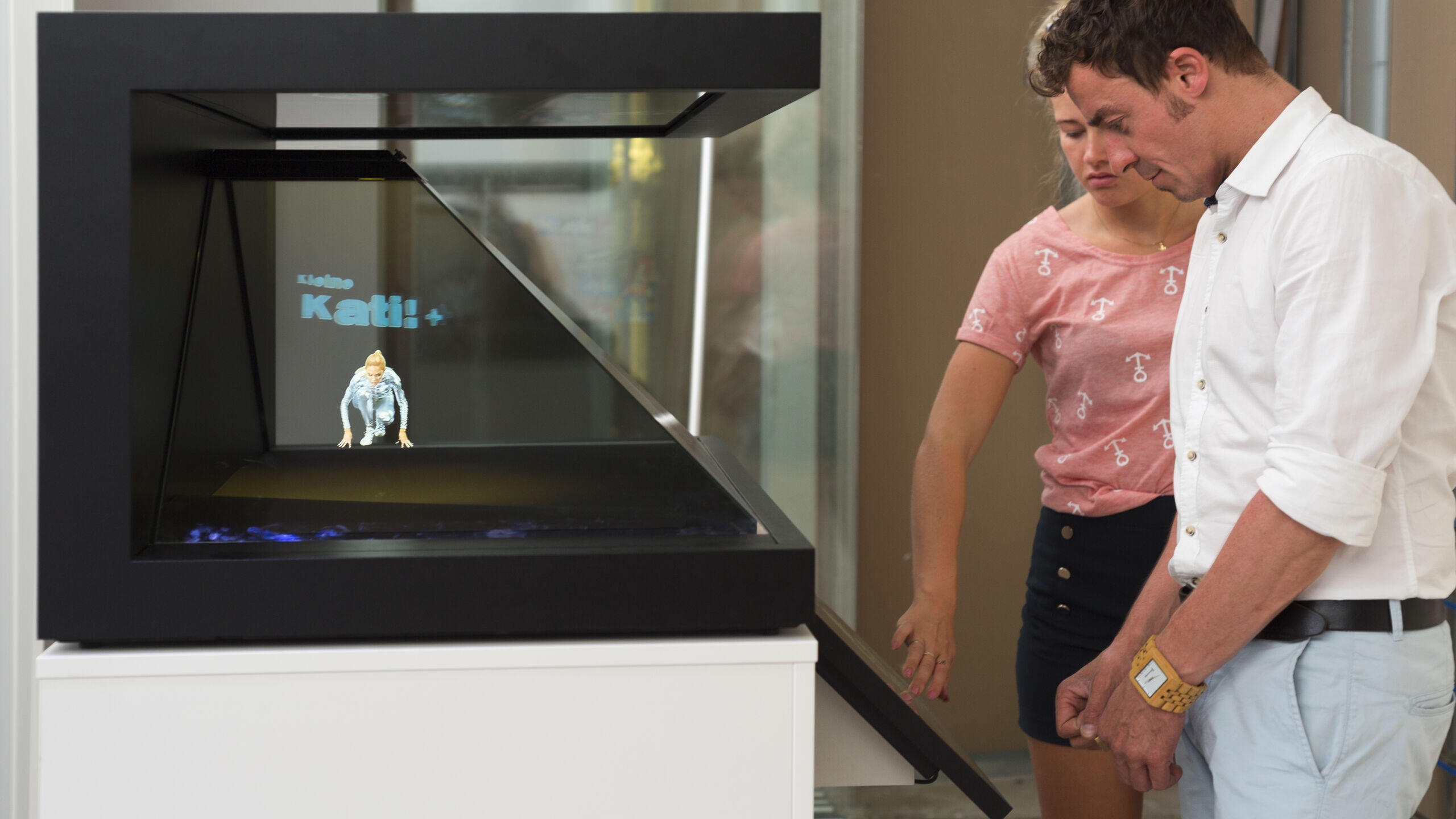 Interaktive 3D-Hologramm-Vitrine im Liwest Shop der Zukunft