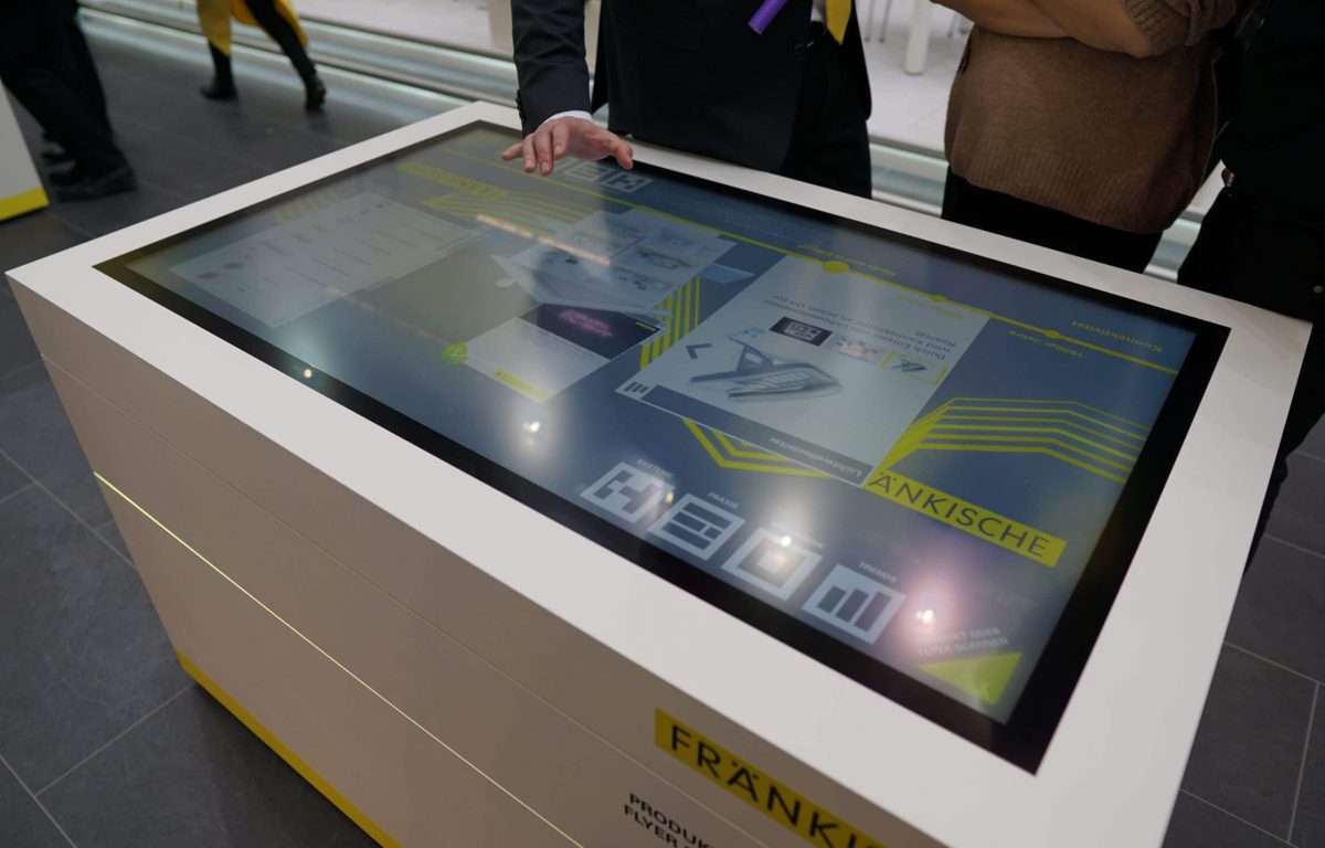 Multitouch Software am interaktiven Messestand von Fränkische
