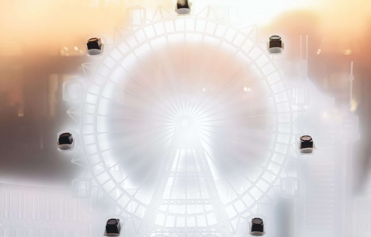 LED-beleuchteten Vitrinen im Cafe Sacher Eck