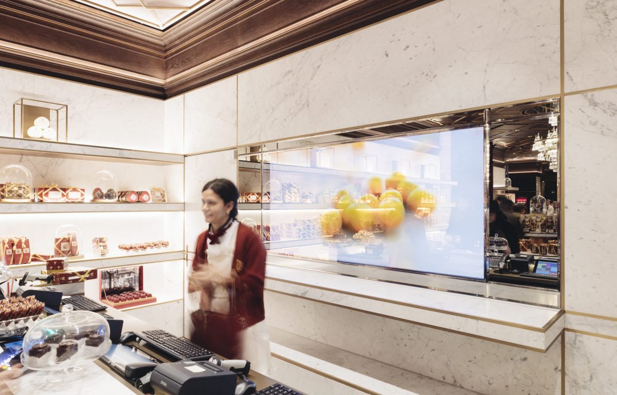 Hinter halb verspiegeltem Glas verbauter Monitor im Hotel Sacher
