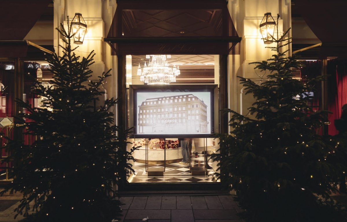 interaktiver Scherenschnitt im Hotel Sacher