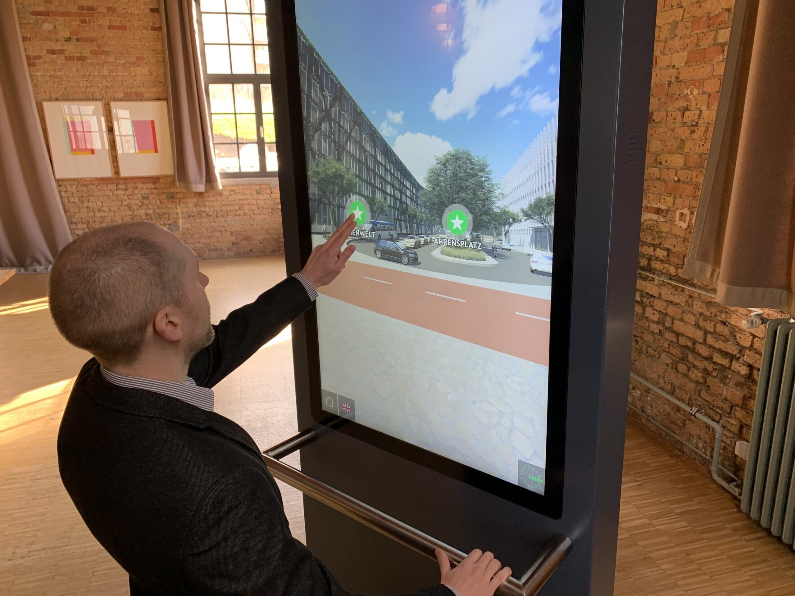 Rotatable screen for immersive views and all-round panoramic perspectives Rotatable screen for immersive views and all-round panoramic perspectives