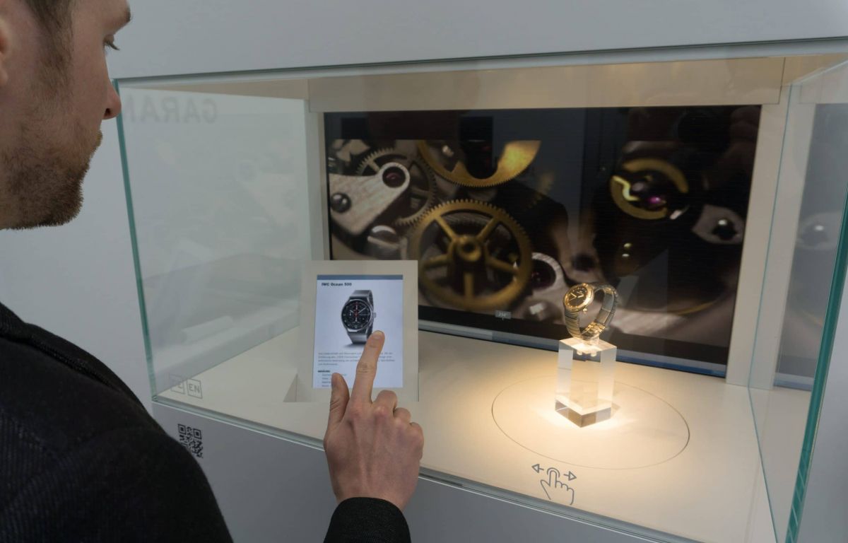 Interaktive Uhrenvitrine
