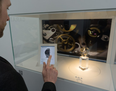 Interaktive Uhrenvitrine