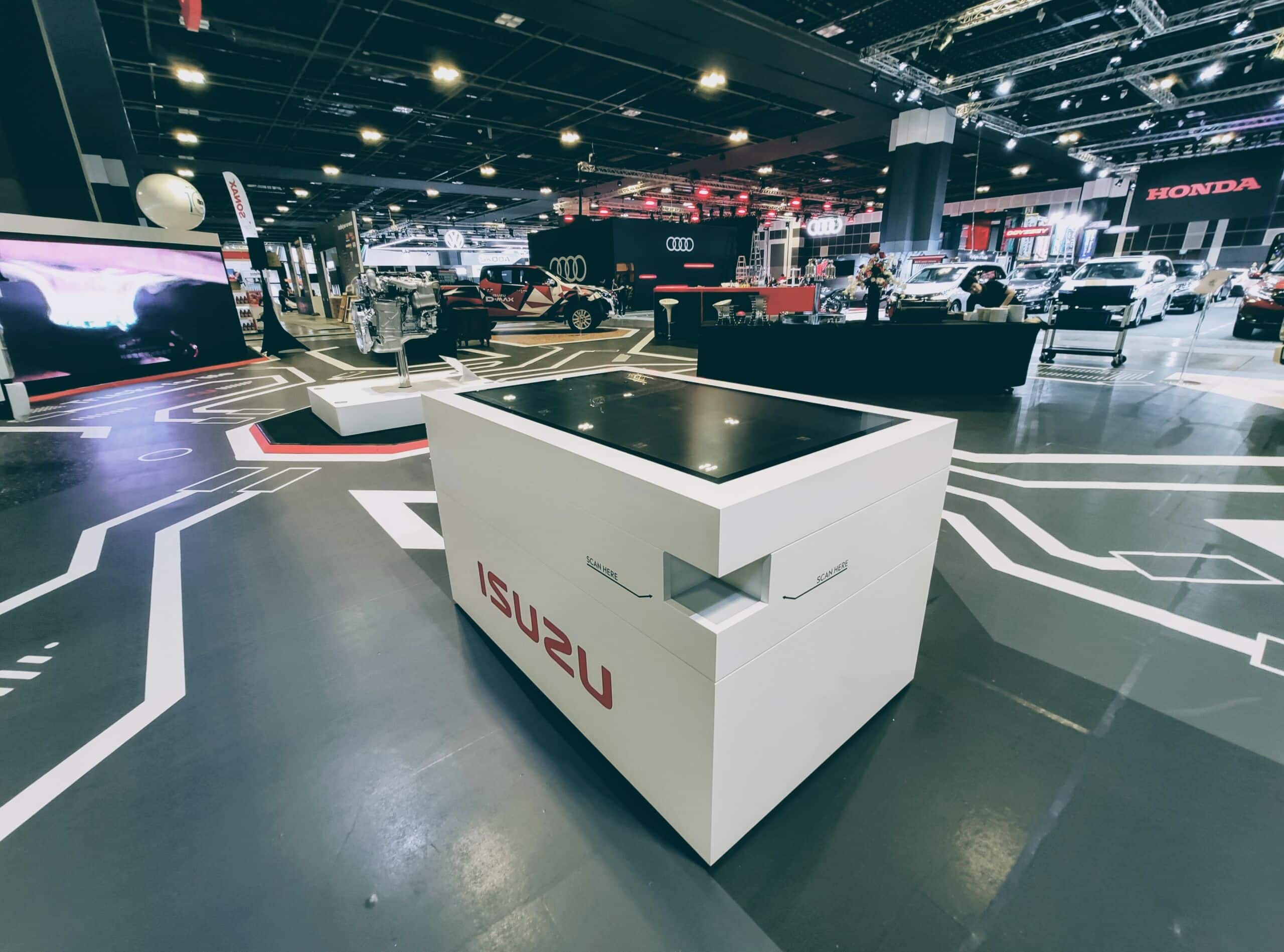 individueller Multitouch-Scanner-Tisch mit 3D-Trucks von isuzu