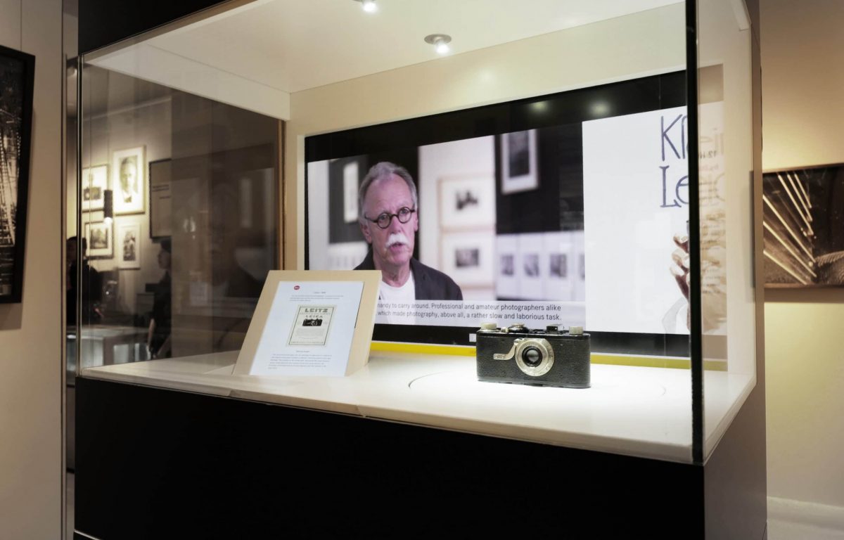 Interaktive Vitrine präsentiert wertvolle Kameras und Unternehmensgeschichte