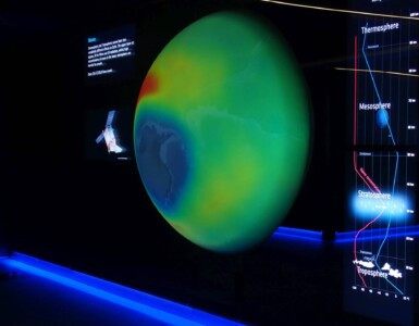Interaktive Projektion mit 4K Projektor auf Erdkugel im ESA Showroom