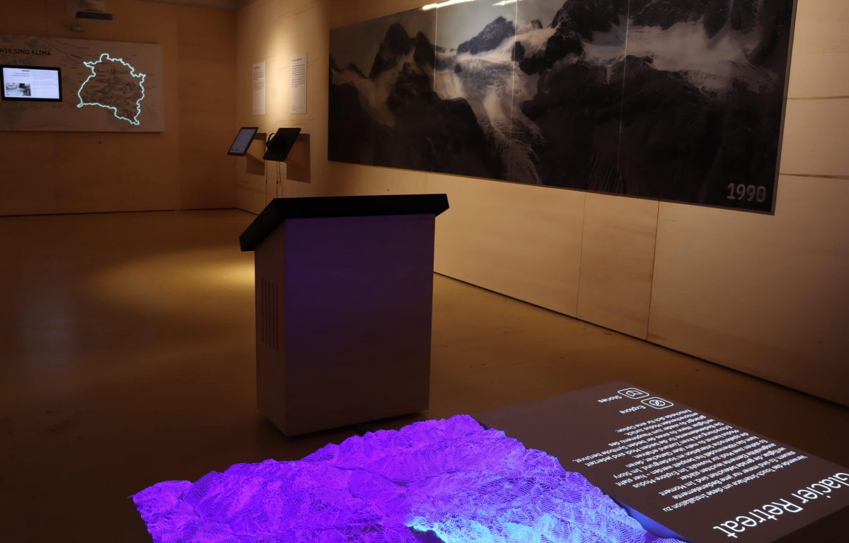Floor projection controlled by multi-touch terminal