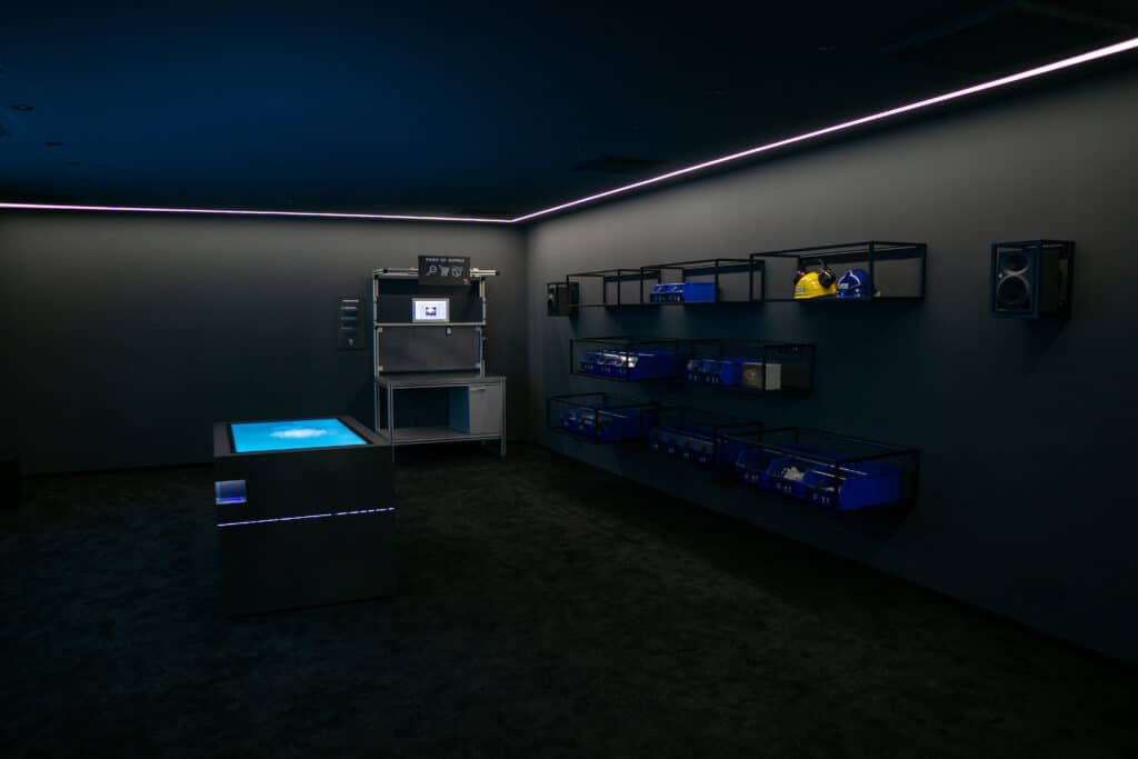 Produkte im Showroom sind per MQTT interaktiv mit dem Multitouch-Tisch verbunden