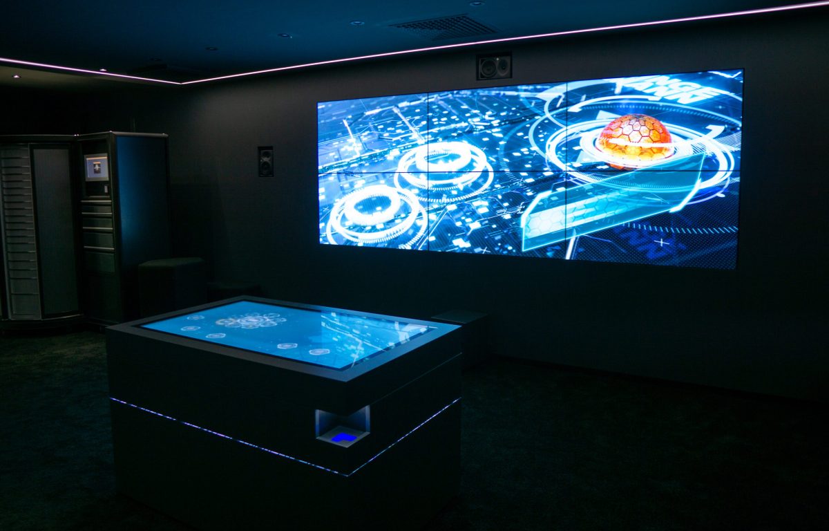 Video wall and multi-touch table are coupled with light control