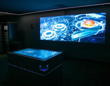 Video-Wall und Multitouch-Tisch sind mit Lichtsteuerung gekoppelt