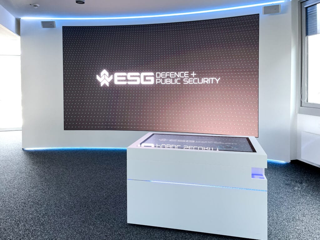 Showroom mit LED-Wall und interaktivem Touch-Tisch in weißem Design