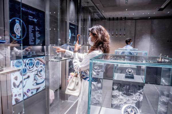 Responsive turntables and interactive screens react to the customer’s hand gestures Responsive turntables and interactive screens react to the customer's hand gestures